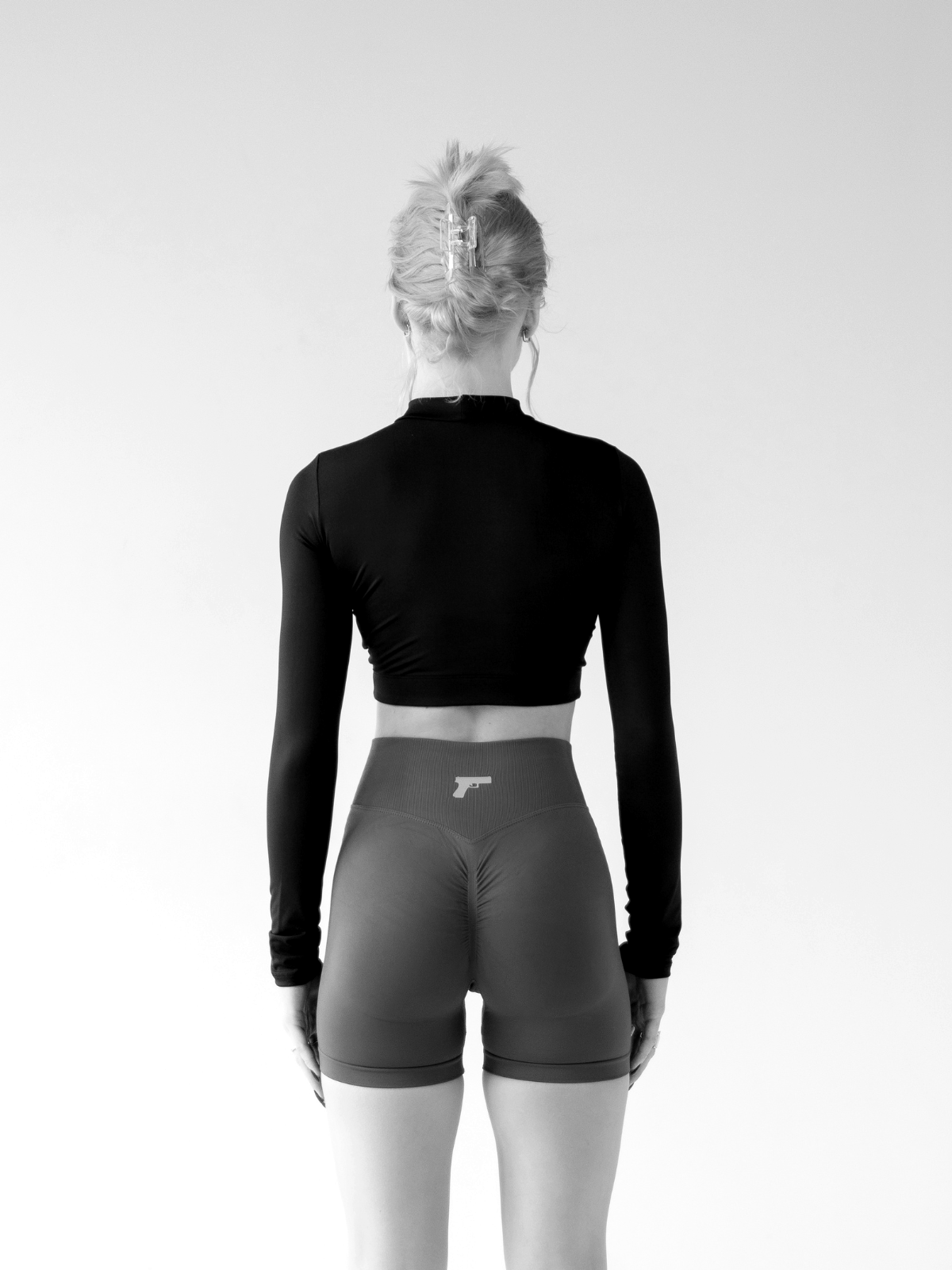 BASIC BLACK LONGSLEEVE COVERED BACK