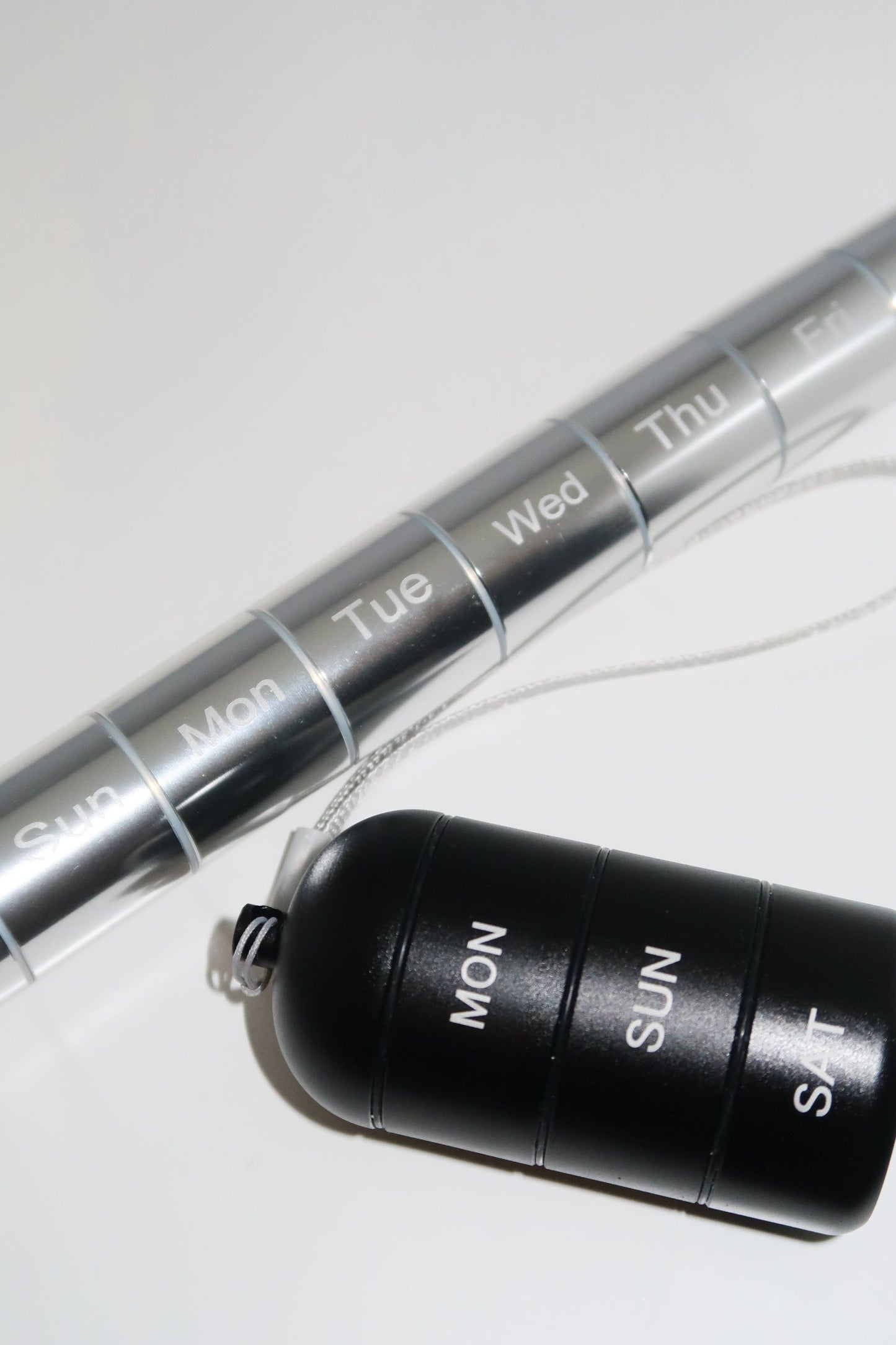 WEEKLY METAL PILL ORGANIZER SILVER